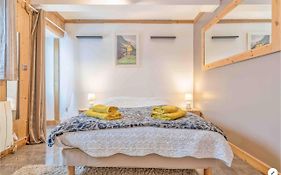 CHAMBRE INDÉPENDANTE avec SALLE DE BAIN INDÉPENDANTE au RDC d un chalet à 25 kms Chamonix